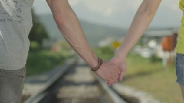 Пара путешествующих рука об руку — стоковое видео
