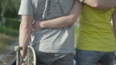 Çift seyahat ve kucaklayan