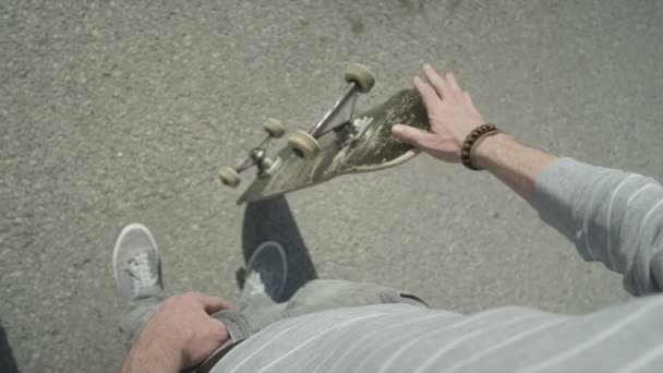 Skater haciendo girar el monopatín — Vídeo de stock