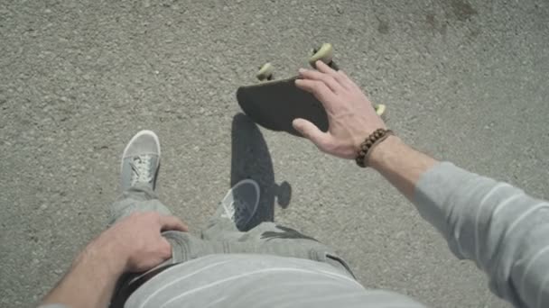 Skater haciendo girar el monopatín — Vídeo de stock