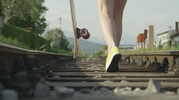 Frau läuft auf Bahngleis — Stockvideo