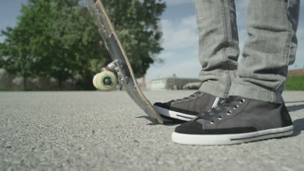 Patinador recogiendo su patín — Vídeos de Stock