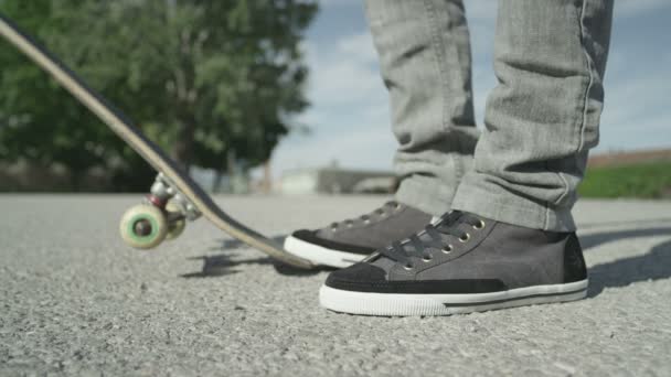 Skater podnoszenia jego skate — Wideo stockowe