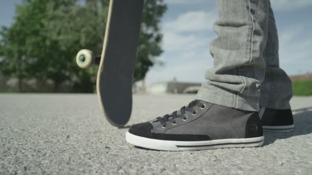 Skateboarder filatura suo skate — Video Stock
