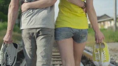 Demiryolu üzerinde yalınayak yürüme Çift