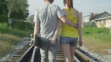 Demiryolu üzerinde yalınayak yürüme Çift