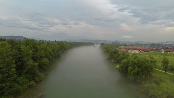 Rivière brumeuse au début du printemps 