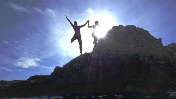 Mädchen springen ins Wasser — Stockvideo