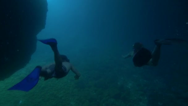 Taucher schwimmen aus der Höhle — Stockvideo