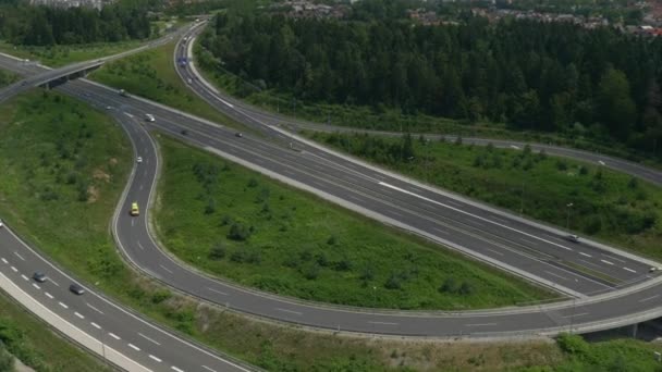 Літаючи над перехрестям шосе — стокове відео