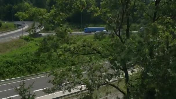 Viel befahrene Autobahn in Richtung Großstadt — Stockvideo