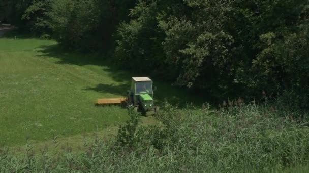 Vliegen naar de trekker gras maaien — Stockvideo