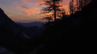 Dağlarda gün doğumu