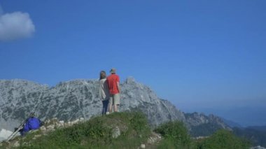 Dağ tepe üzerinde manzaranın Çift