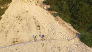 Dağ eteğindeki taş yığını'da yürüyüş bir kaç