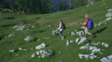 Dağlarda genç yürüyüşçü