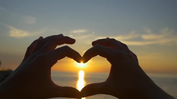 Catturare il sole con le mani a forma di cuore — Video Stock