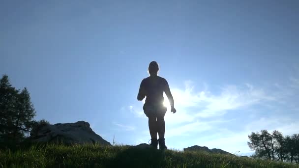 Caminante saltando en el aire — Vídeo de stock