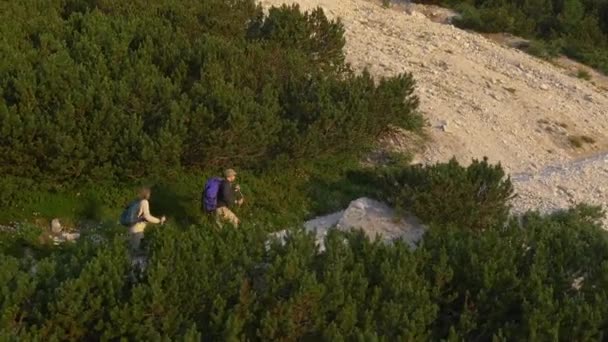 Paar wandert im Geröll — Stockvideo