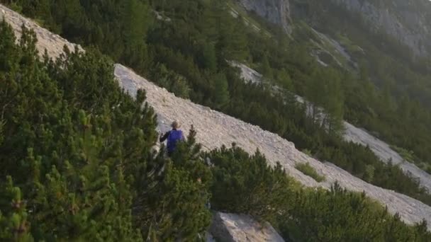 Dağ eteğindeki taş yığını'da yürüyüş bir kaç — Stok video