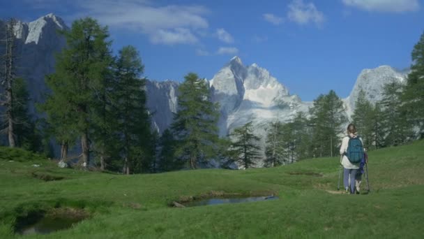 Νέοι πεζοπόρους στα βουνά — Αρχείο Βίντεο