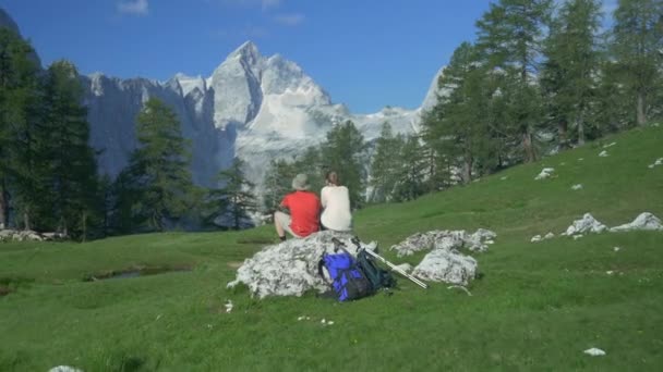 Wanderer sitzen auf Felsen — Stockvideo