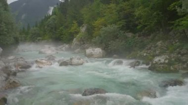 Puslu sabah azgın nehirde