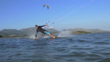 Kiteboarder püskürtme su