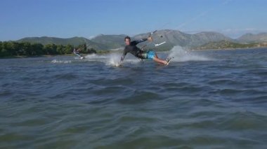 Kiteboarder el sürükleyin