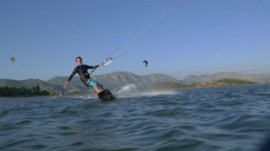 Kiteboarder binme toeside