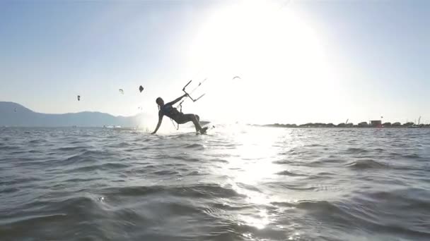 Vrouwelijke kiter glijden over wateroppervlak — Stockvideo