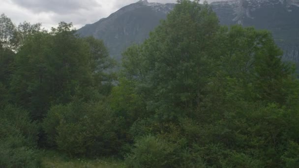Долина между горами — стоковое видео