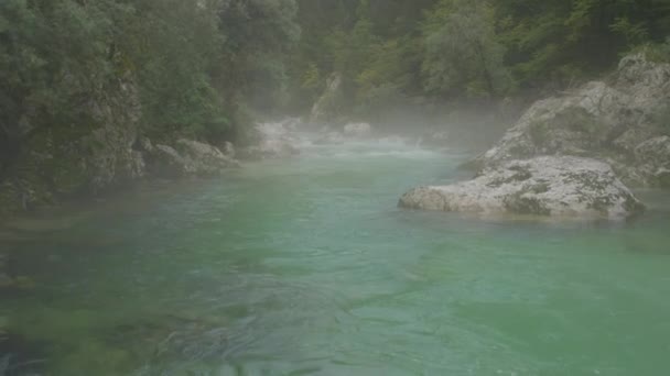 Fiume nebbioso in montagna — Video Stock