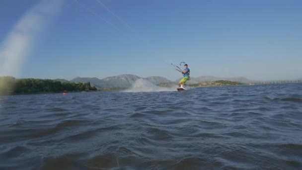 Kiteboarder salto backroll truque — Vídeo de Stock