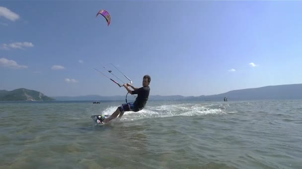 Kiteboarder saltando — Vídeos de Stock