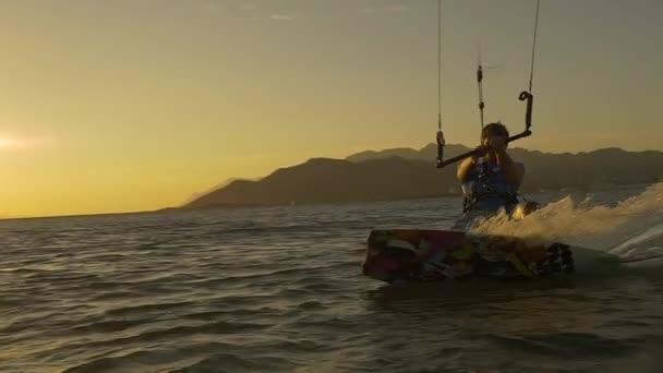 Kiteboarder planscht Wasser — Stockvideo