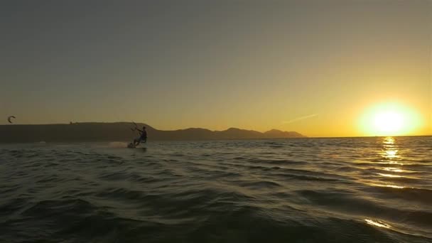 Kiteboarder hoppning — Stockvideo