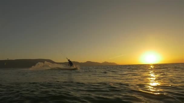 Kiteboarder skočí a šplouchání vody — Stock video