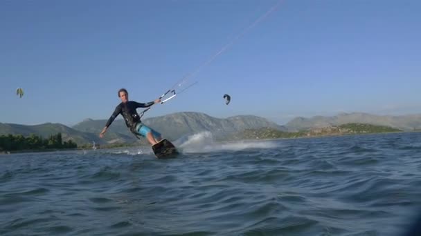 Kiteboarder paardrijden toeside — Stockvideo