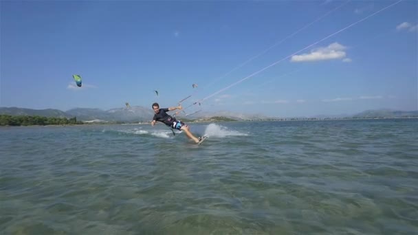 Kiteboarder visar shaka tecken — Stockvideo