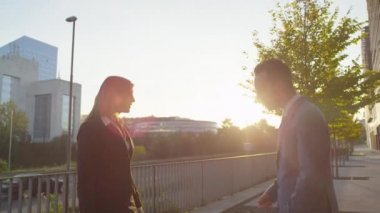 İş adamı ve iş kadını tartışıyor