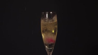 Şampanya düşen çilek