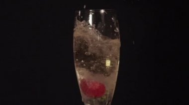 Şampanya düşen çilek