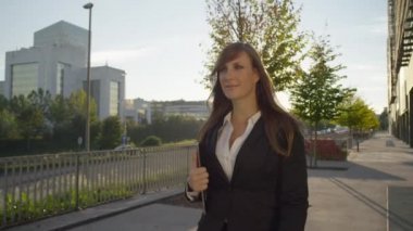 İş kadını çalışmak için yürüyüş