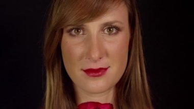 Kırmızı Gül kokulu ve gülümseyen kadın