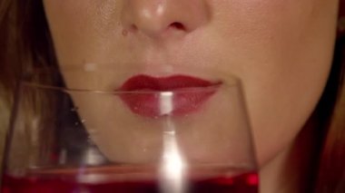 Kadın kırmızı dudaklar şarap içme ile