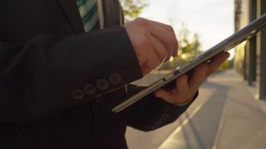 Dijital tablet ile işadamı