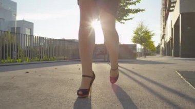 İş kadını işe yürüyor