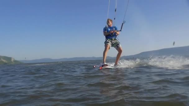 Kiteboarder sprays water — Stockvideo