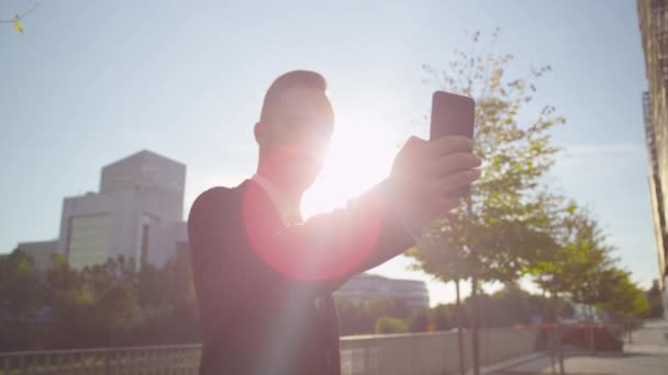 Homme d'affaires prenant un selfie — Video